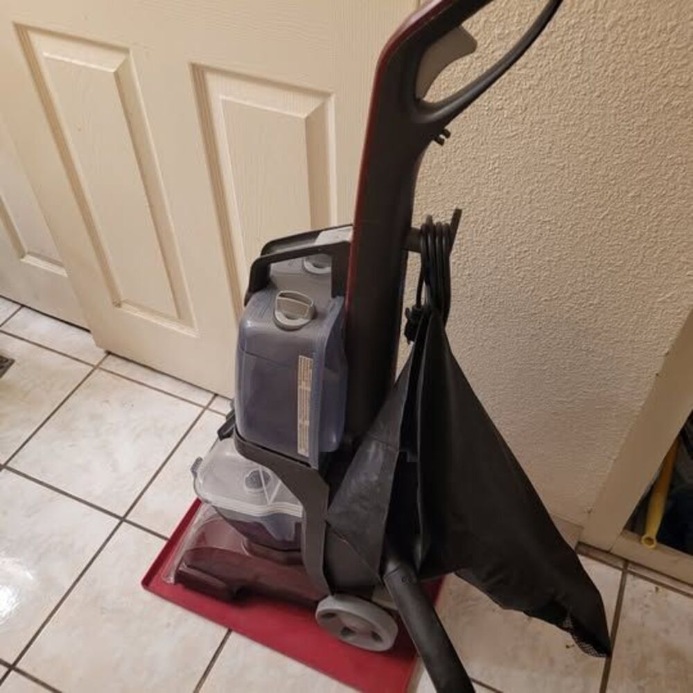 Hoover Power Scrub Deluxe Carpet Cleaner + Cleaning Supplies/Chemicals
